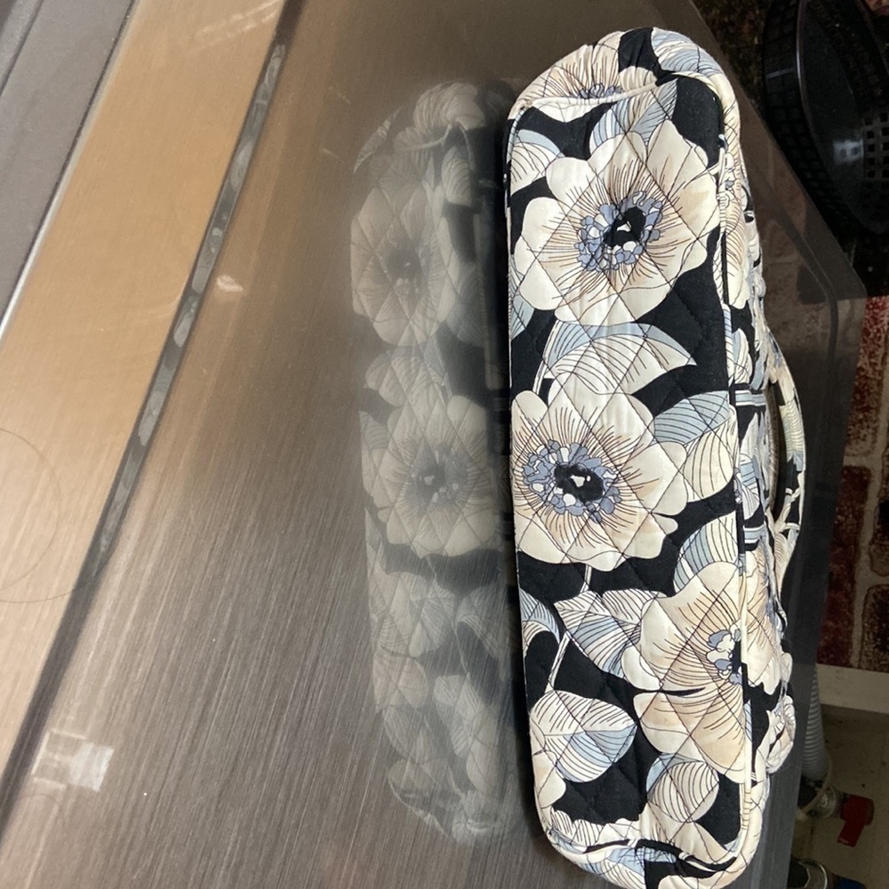 VERA Bradley floral blues whites and blacks handbag zip closure - Picture 4 of 6